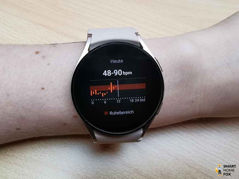 На часах Galaxy Watch 4 можно увидеть измерение частоты сердечных сокращений.